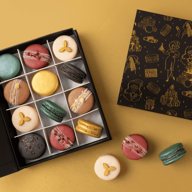 image of 12 Luxury Christmas macarons