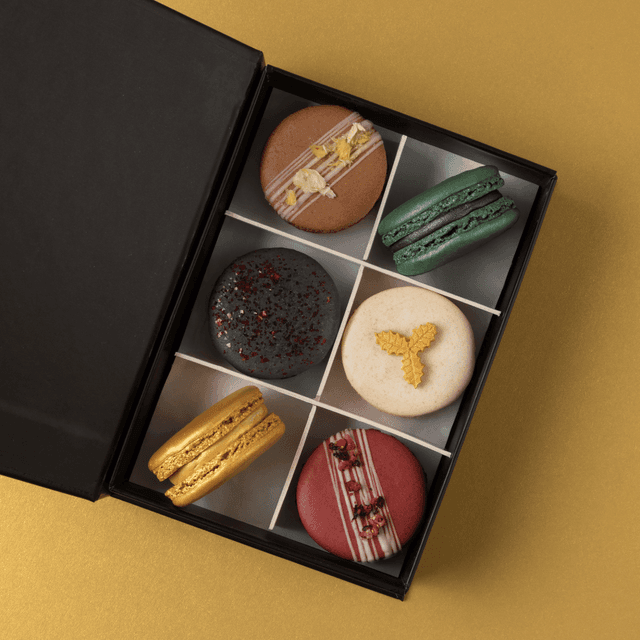 image of 6 Luxury Christmas macarons